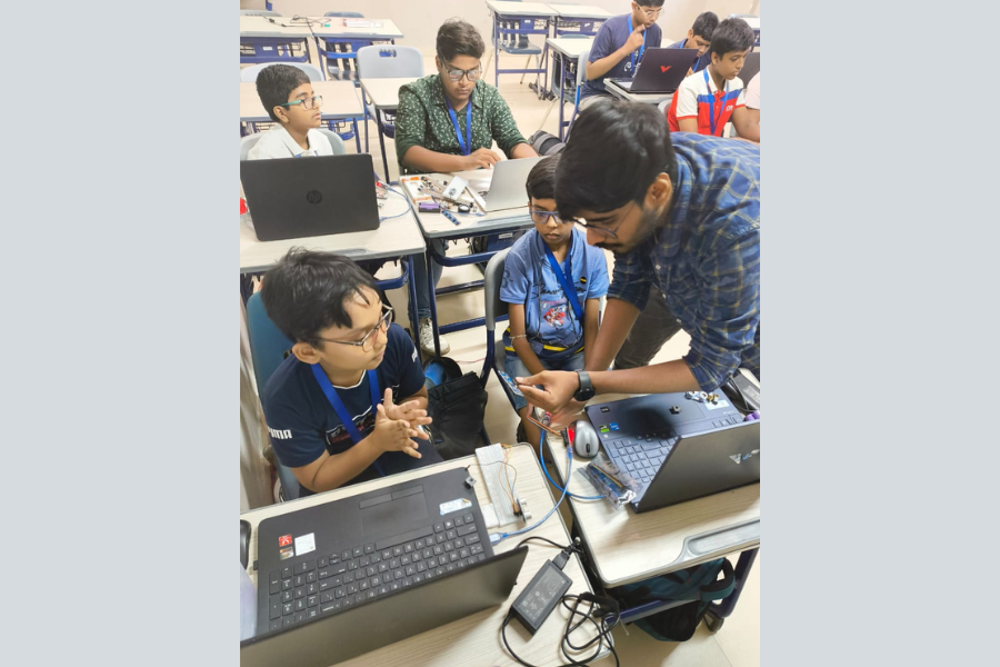 Circuit Crusaders: Robotics Workshop for Teens 3